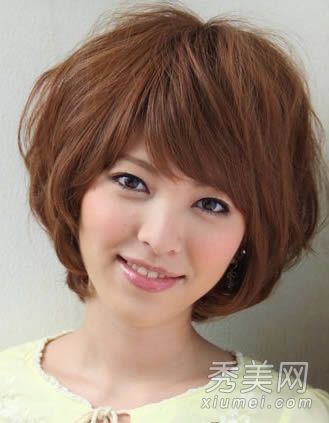 轻度成熟的女性选择又短又漂亮的头发来减少年龄和修饰脸型。