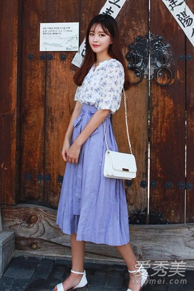 白色的包很新鲜，适合各种服装