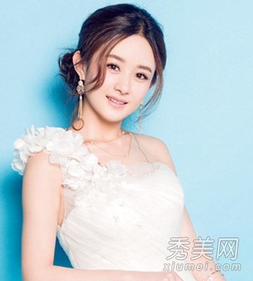 一位圆脸新娘抢先展示了赵的婚纱和发型。