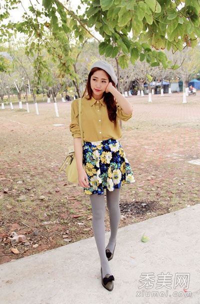 短裙衬衫展现出轻盈成熟的女性