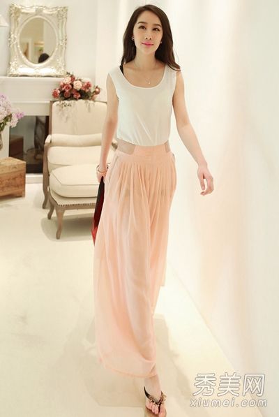 时尚简约的背心，搭配夏季，营造清新的混合风