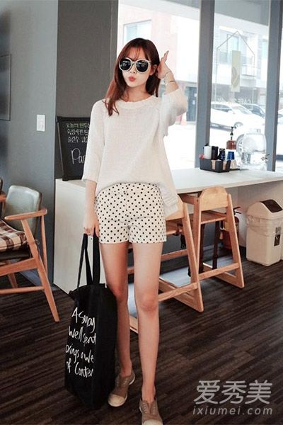 今年夏天流行的白色女式t恤是最通用的。