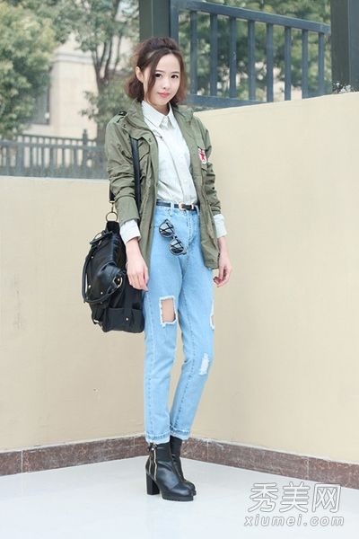 女士穿变味穿孔牛仔裤对抗男朋友