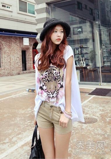 你如何搭配t恤看起来更好?热裤既酷又时尚。