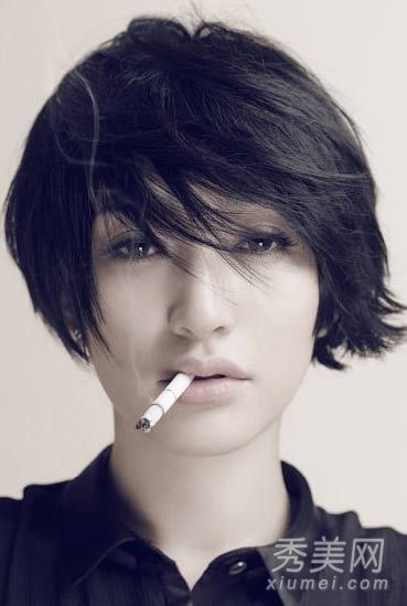 据说，李在19日获得了审查女神气质和发型的许可。