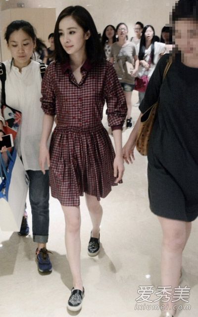 杨幂街拍都穿同一双休闲鞋。看哪一个