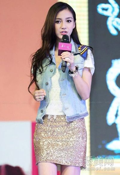 杨颖展示夏季肉类覆盖美容和牛仔背心新鲜