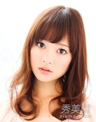 小而新的刘海中卷发和圆脸说再见