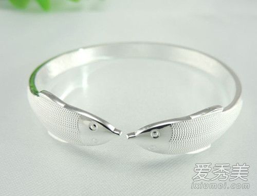 银手镯戴哪只手?哪只手是吉利的