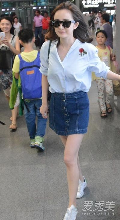 你不能把杨蜜的蓝色衬衫和今年夏天的火搭配一下吗？