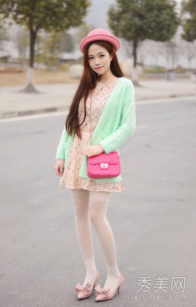 针织开衫+连衣裙是春季最无忧无虑的搭配。