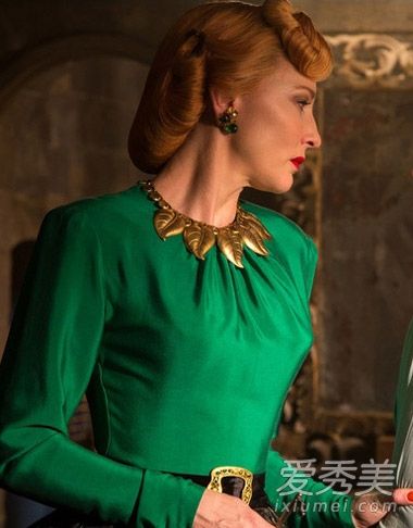 灰姑娘举起古董舒乔奇梅卷发争夺美丽