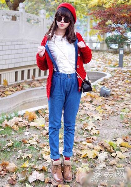 穿上毛衣和衬衫,低龄束带裤看起来更年轻。