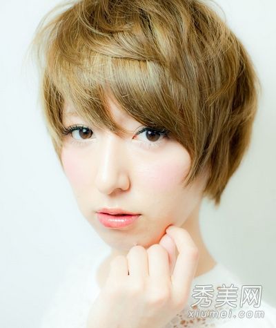 最新染的短发非常整齐，而且是白色的。