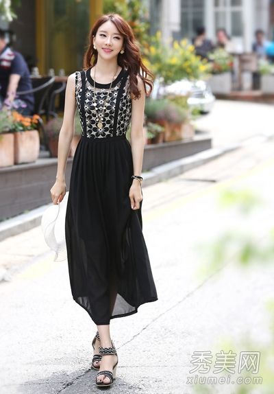 今年夏天流行的裙子款式更适合透视长裙。