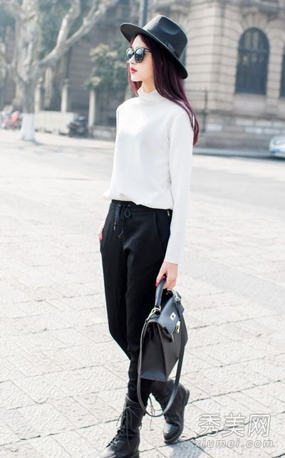 这个高个子女孩正尽最大努力来搭配和佩戴模特的光环。