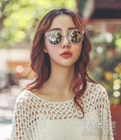 长发也很时尚。这些烫发是2015年最好的。