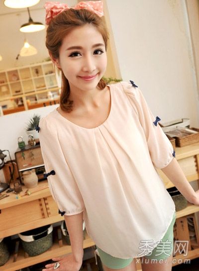 雪纺衬衫在夏天必须和短裤一起凉爽时尚。