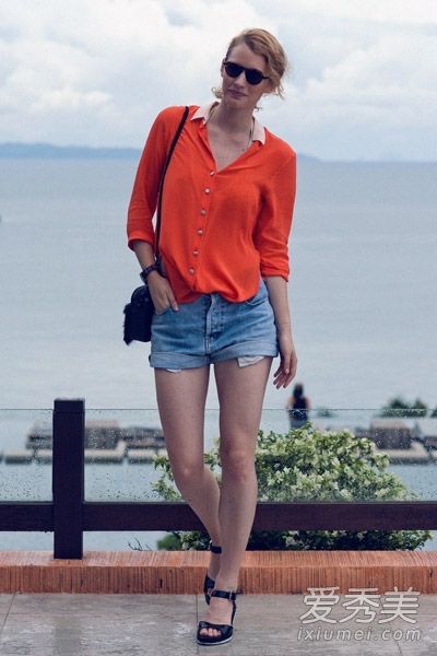 学会穿时髦的衬衫。你也是一名街头摄影师。