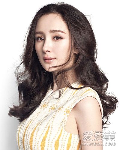 杨蜜的早春长卷毛封面演绎轻盈成熟时尚