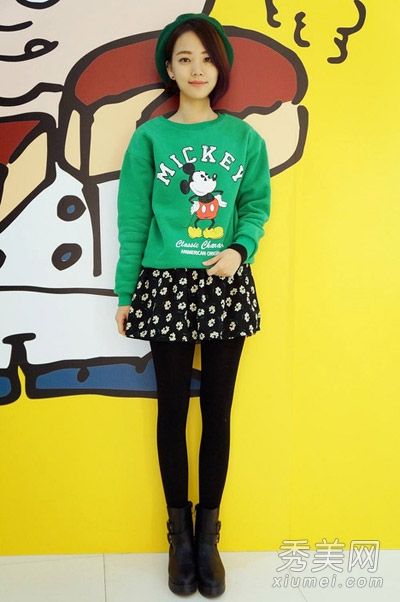 这个矮女孩的春装很高,配有背心和裙子。