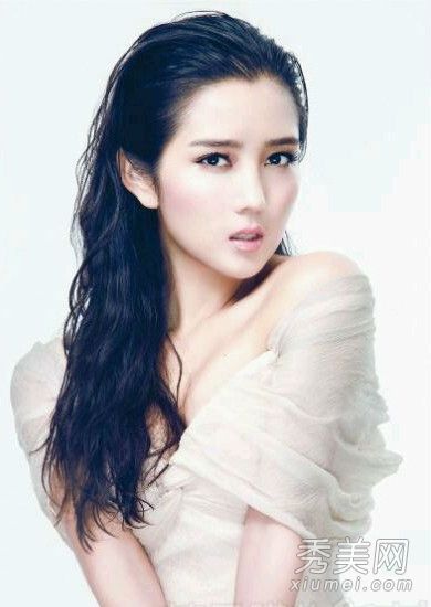 何洁甜美的待产曲线喜欢可爱的卷发