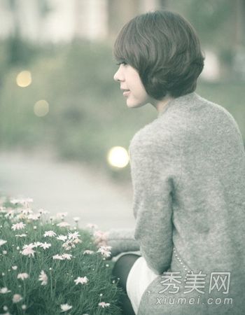 女孩清新短发时尚流行短发魅力吸吮眼睛