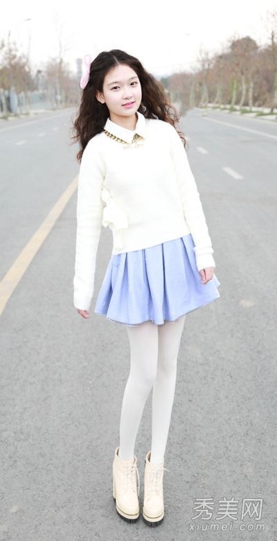 孟的妹妹春天穿短裙，看起来很可爱