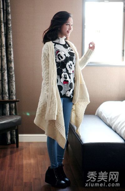 毛衣外套+牛仔裤是春天街上最流行的。