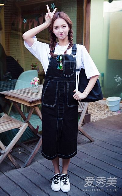 牛仔束带裤。有后盖的裙子一定很漂亮，可以减少老化