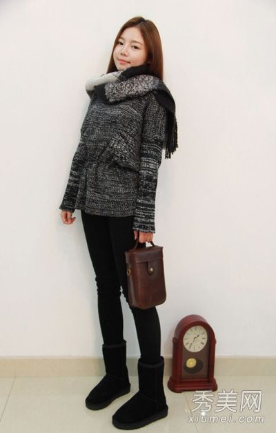 宽松的毛线衫紧身裤巧妙遮盖腹部,展现腿部长度
