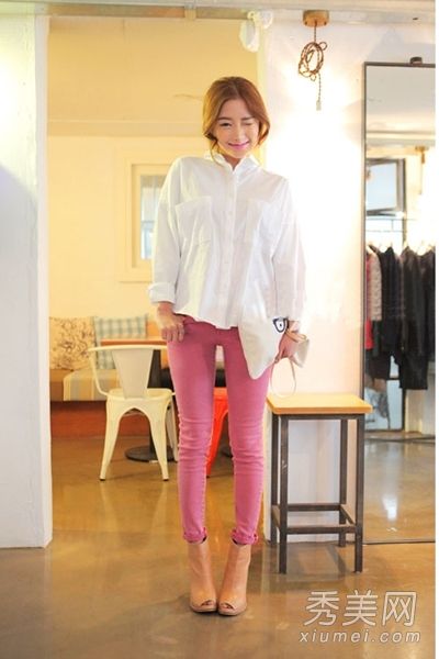 在初夏，裤子或短裤最好与衬衫搭配。