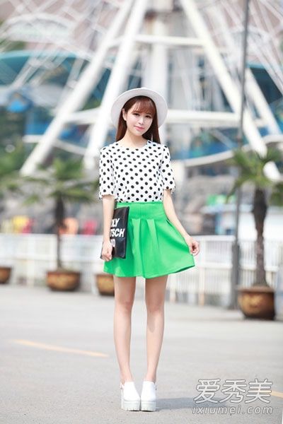 夏季时尚女装非常受欢迎,带有波浪点元素。