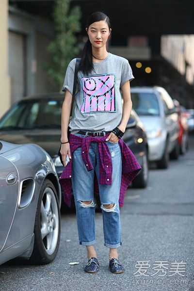破旧牛仔裤的搭配技巧变得越来越时尚。