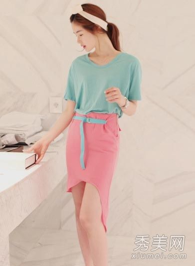 带裙子的t恤简单、清新，不怕高温。