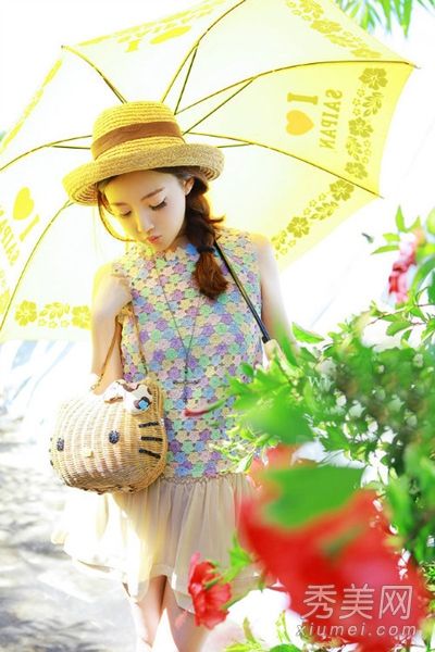 夏天，穿着背心和裙子上街更浪漫。