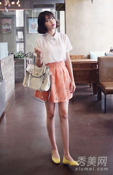 夏季时装衬衫和短裙的完美结合