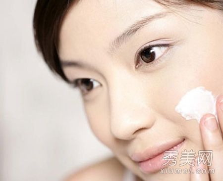 如何为敏感皮肤选择不同季节的护肤品？