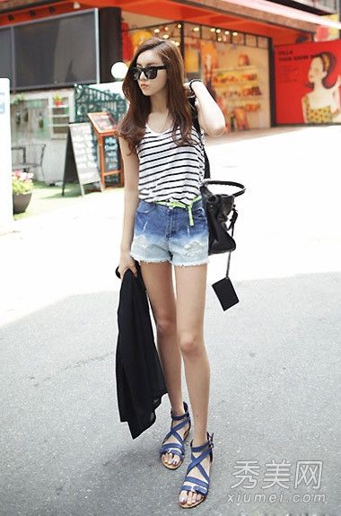 矮个子女孩在夏天穿高腰t恤和短裤