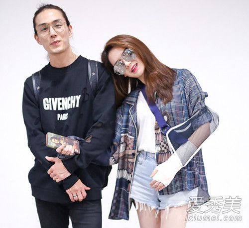 戚薇机场的蒙娜丽莎手机外壳是什么牌子的？