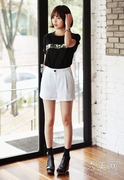 在炎热的夏天，t恤和短裤凉爽清爽