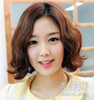 最新的韩国蛋卷是甜的，减少了年龄，并且修剪了脸。