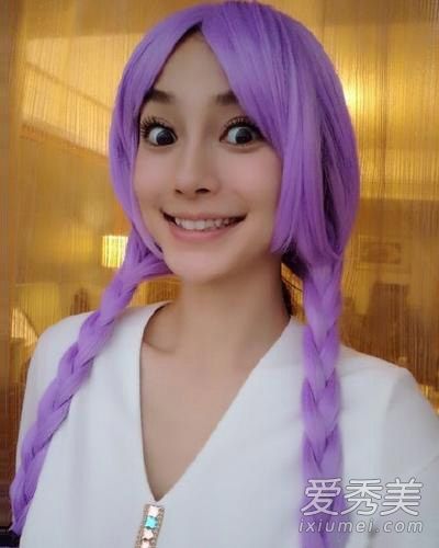 两个婴儿假发装扮成雅典娜的时尚发型