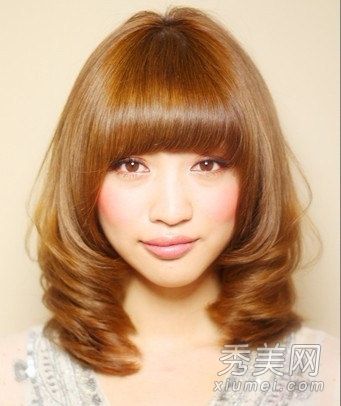 最受欢迎的染色梨花头有突出的层次,穿着最好。