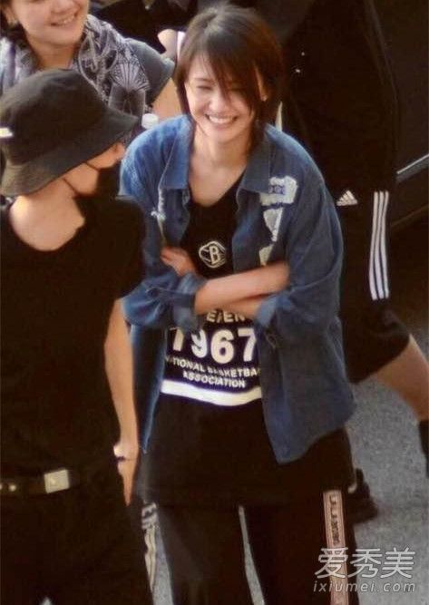 郑爽黑色t恤的品牌是什么?