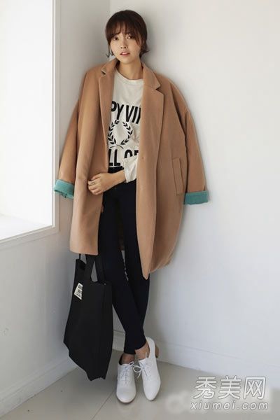 一个高个子女孩必须穿一件优雅的外套