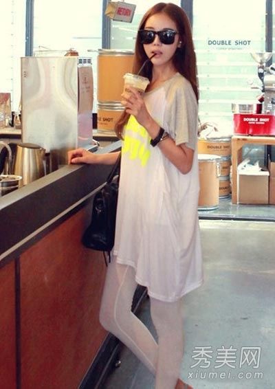 胖人在夏天穿宽松的t恤和紧身裤来显示苗条。