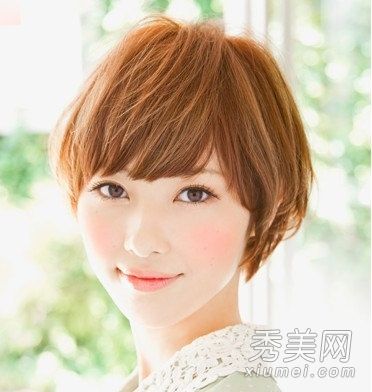 浅色成为轻盈短发的冬季亮点