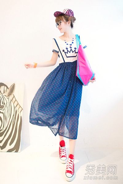 t恤+长裙气质优秀小男人轻松打造九个身体