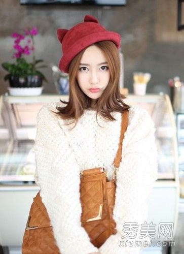 学生的帽子和发型有不同的风格。